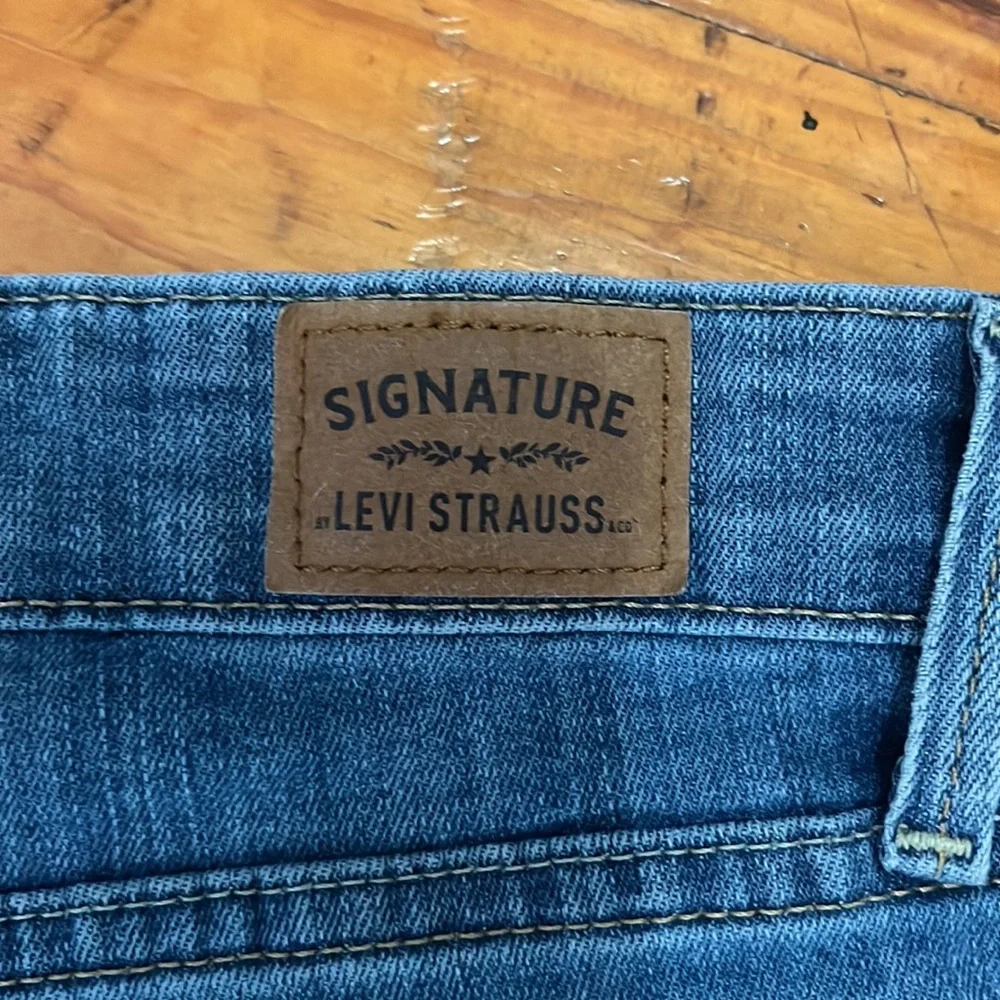 Signature Levi Strauss Bermuda Shorts - Picture 5 of 7